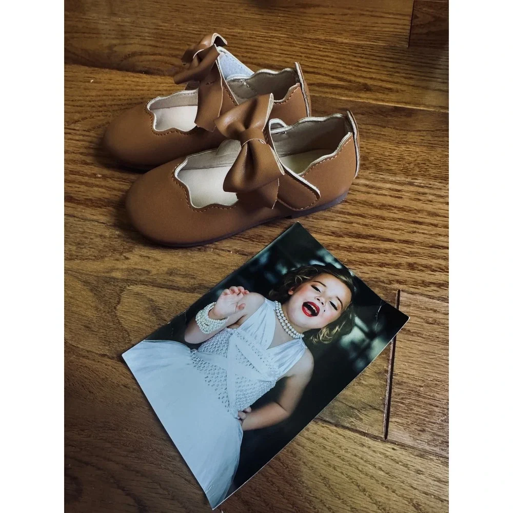 Toddler Girls Brown Scalloped Mary Jane Flats with Bow Accent Dress Shoes